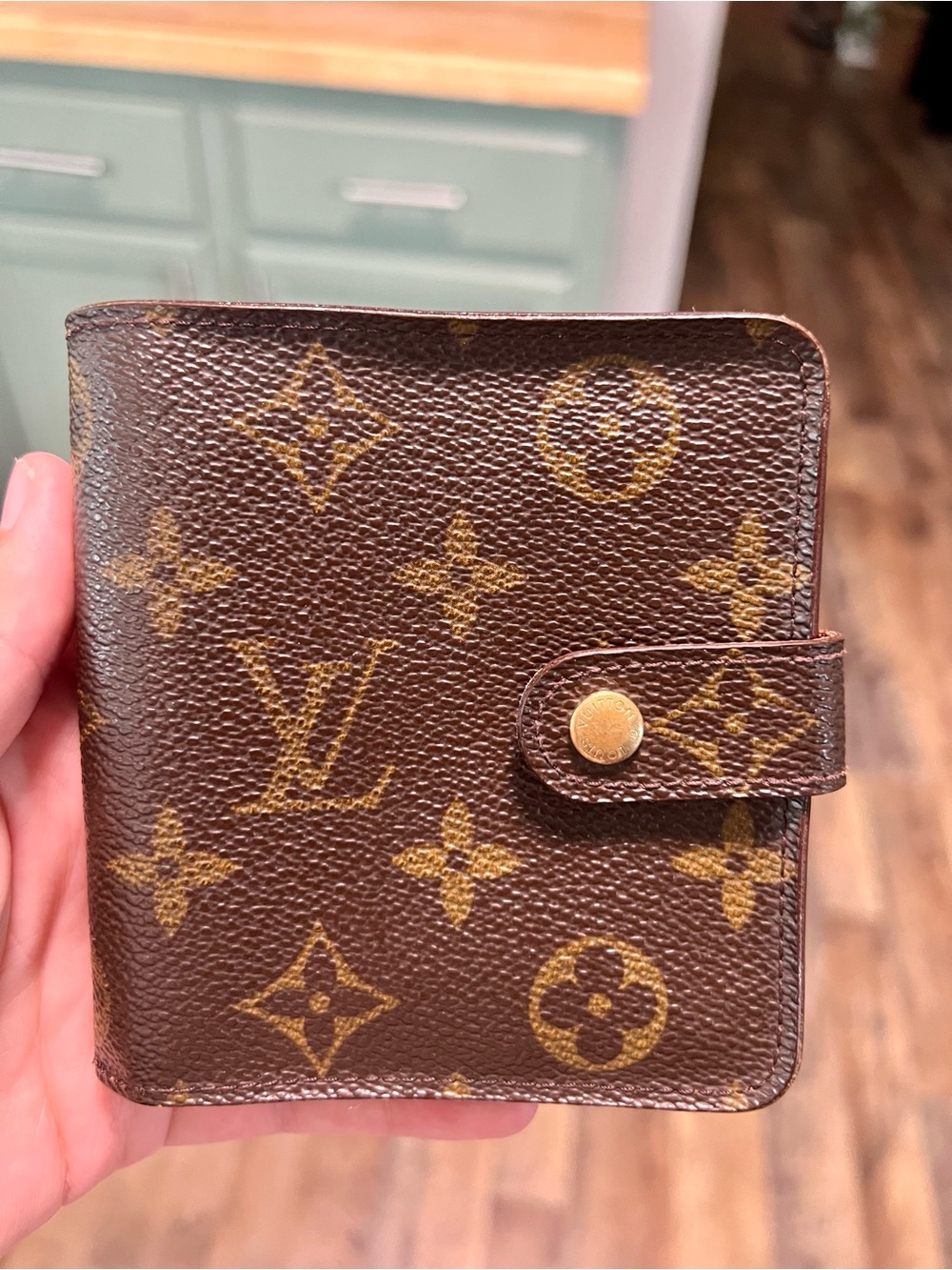 Louis Vuitton Compact Zippy with original box and tags. - Picture 3 of 7